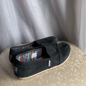 black TOMS